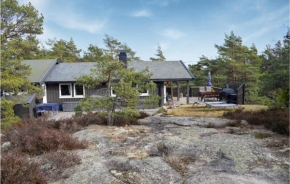 Beautiful home in Skjærhalden with 3 Bedrooms